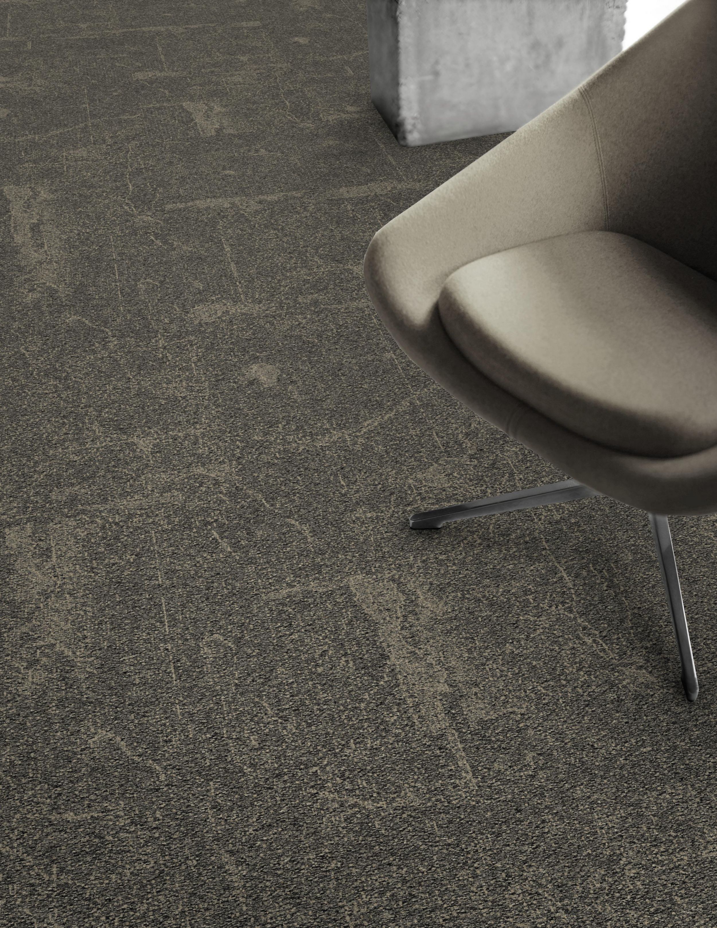 Detail of Interface DL907 carpet tile with chair numéro d’image 4